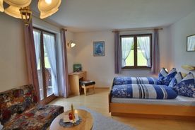 Ausgestattetes Doppelbettzimmer mit Balkon im Lesachtal in Kärnten
