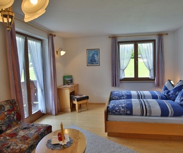 Ausgestattetes Doppelbettzimmer mit Balkon im Lesachtal in Kärnten